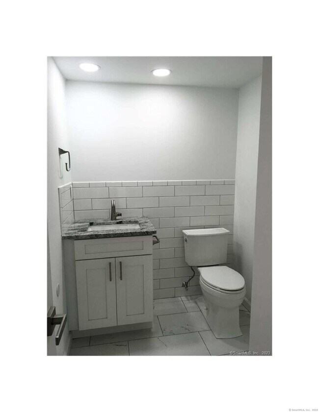 Building Photo - 3 Woods Hollow Ct