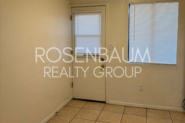 Building Photo - Spacious 1-bed, 1-bath apartment in the he...