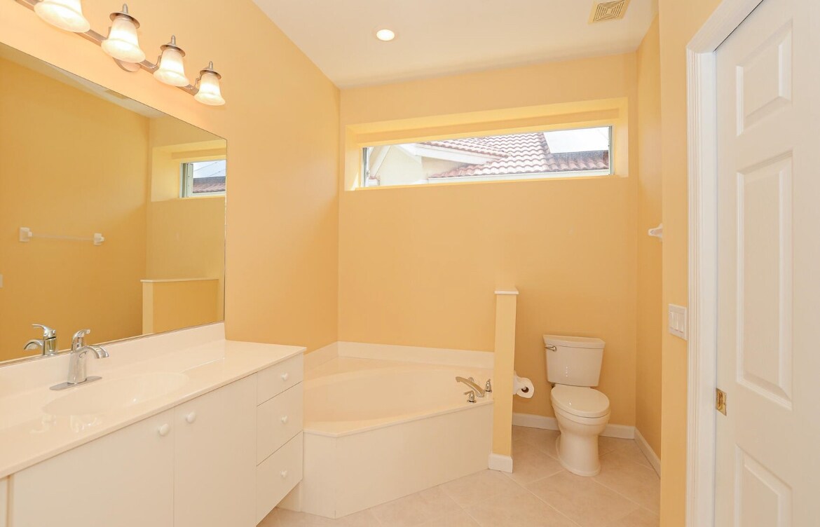 Master bathroom deep soaking tub - 798 SW Munjack Cir