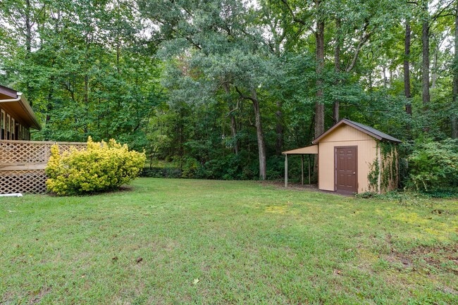 Building Photo - CHARMING 3-BEDROOM CEDAR SIDED RANCH HOUSE -Available