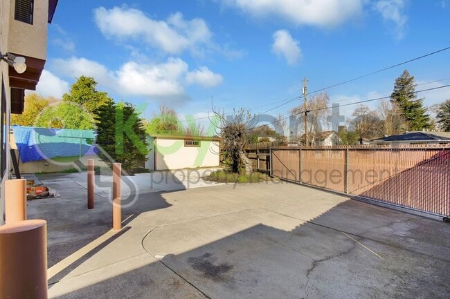 Building Photo - 809 N Hobson Ave