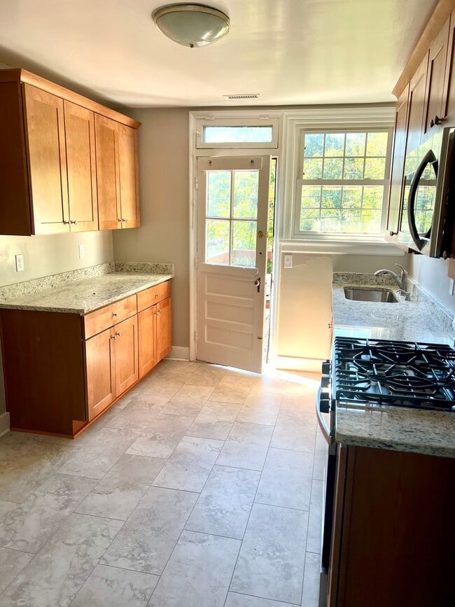 Building Photo - Huge 1 Bedroom Apartment, in the Near west...
