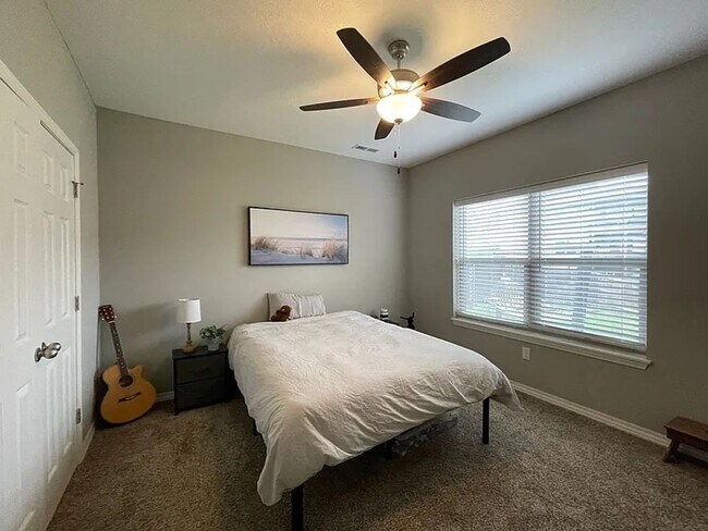 Building Photo - SPACIOUS OZARK HOME AVAILABLE AT A GREAT P...