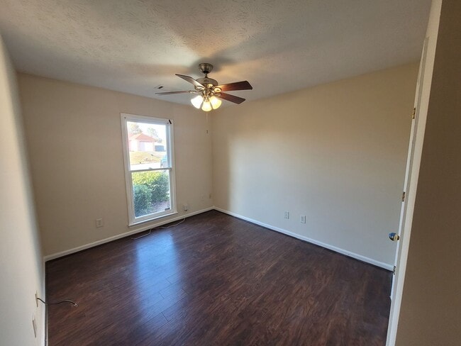 Building Photo - 4 bedroom 2 bath