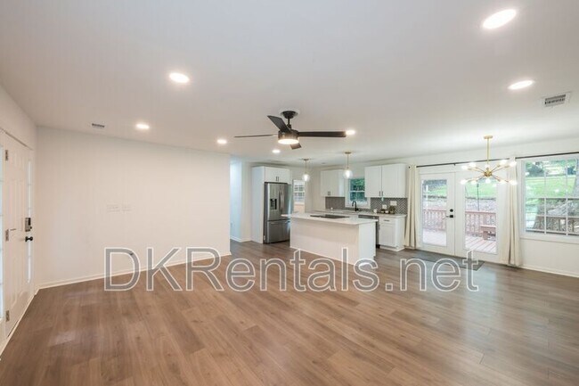 Building Photo - 83 Lucia Dr SE