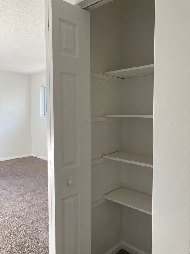 Master Bedroom Linen Closet - 2022 Oak Park Ln