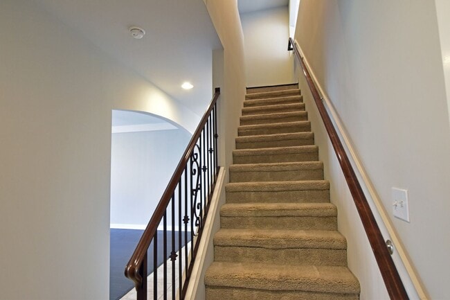 Building Photo - Shelby Twp - 3 Bedrooms, 2.5 Baths Townhouse, 2-Car Garage near Stony Creek Park