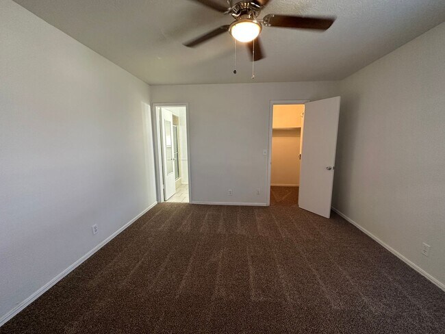 Building Photo - 2 Bed 2 Bath duplex on 10th and Council
