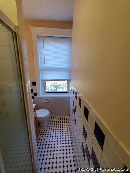 Building Photo - 352 Riverway