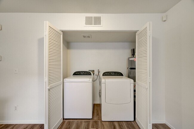 Building Photo - Beautifully remodeled ground-floor, 2 bed 2 bath condo