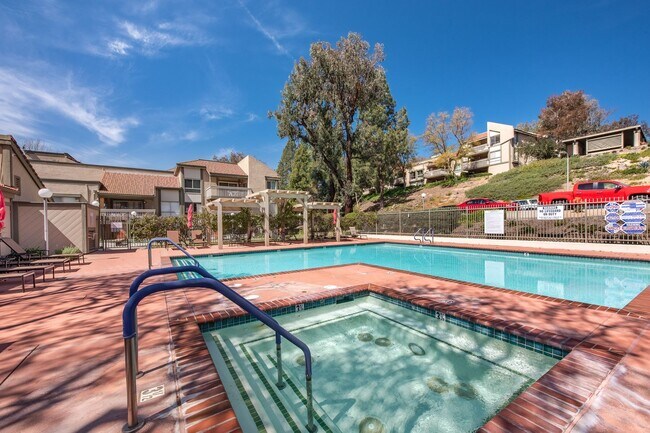 Building Photo - Light Filled Top Floor Condo in Premier 55+ Oaknoll Community