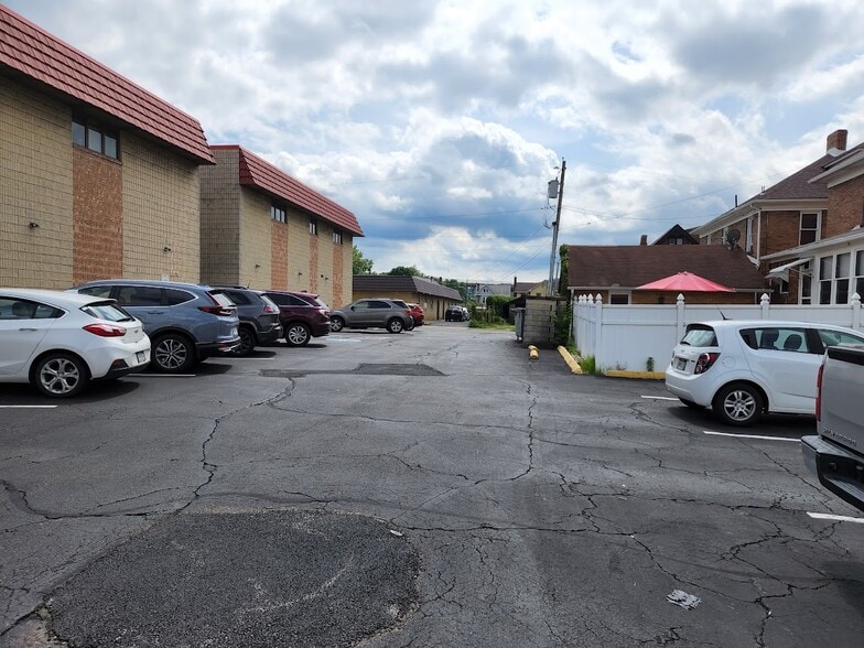 Building Photo - 301 E 1st Ave