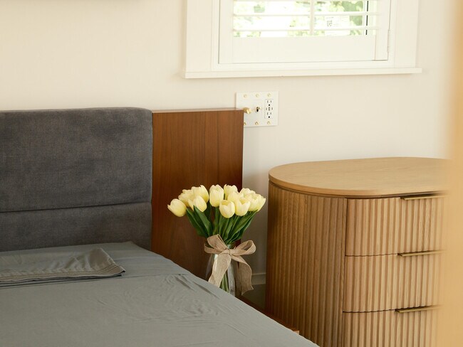 Building Photo - 1017 Tamarind Rd