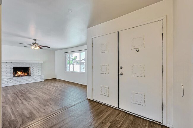 Building Photo - 3820 Grandview: Spacious 4-bedroom, 2-bath home with large bedrooms and no carpet