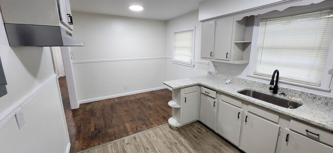 Building Photo - 2752 Hawthorne Dr