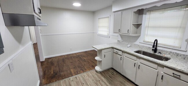 Building Photo - 3 bedroom home near base