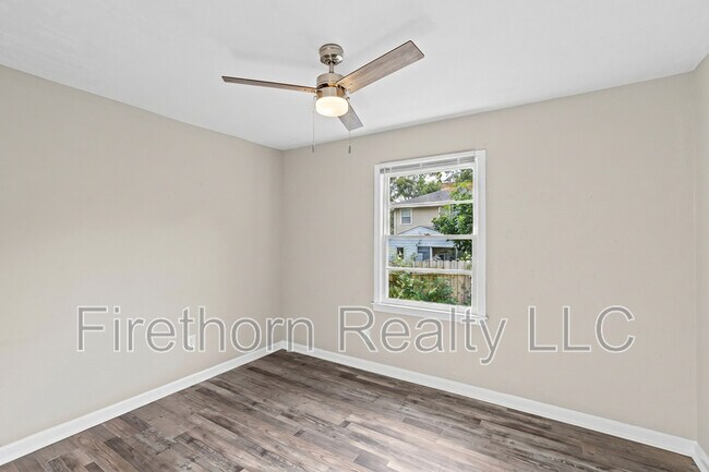 Building Photo - 2541 Rhodes Dr