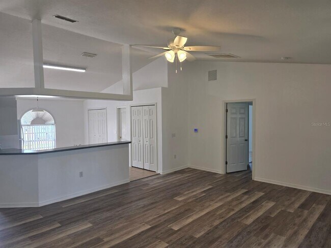 Building Photo - 670 Reindeer Dr