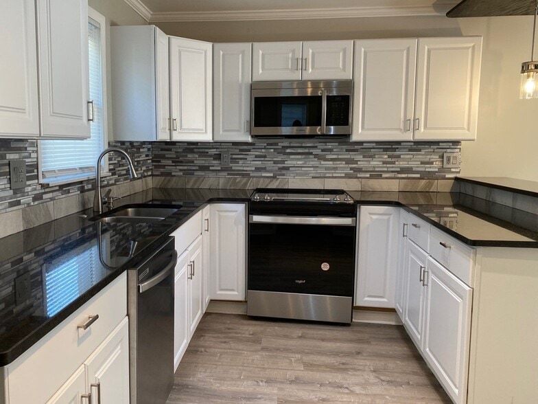 Building Photo - 102 Sanders Store Rd