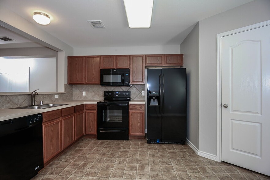 Building Photo - 1172 Tomahawk Dr