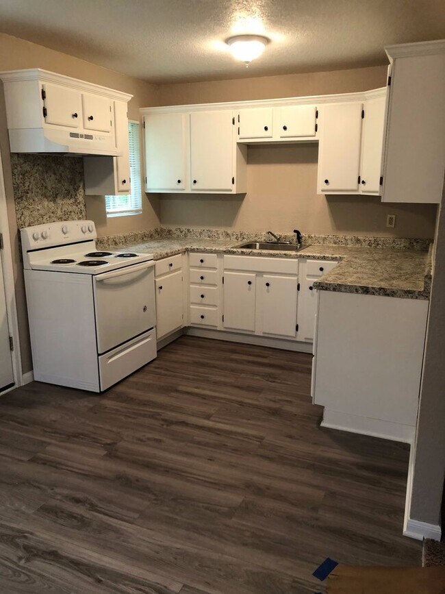 Building Photo - 3313 Maple Ave