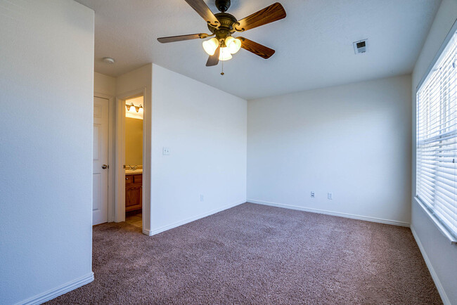 Building Photo - 3 Bedroom 2.5 Bathroom - Hidden Valley Tow...