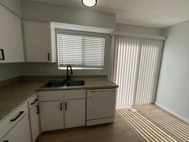 Building Photo - 928-932 N 6th Street