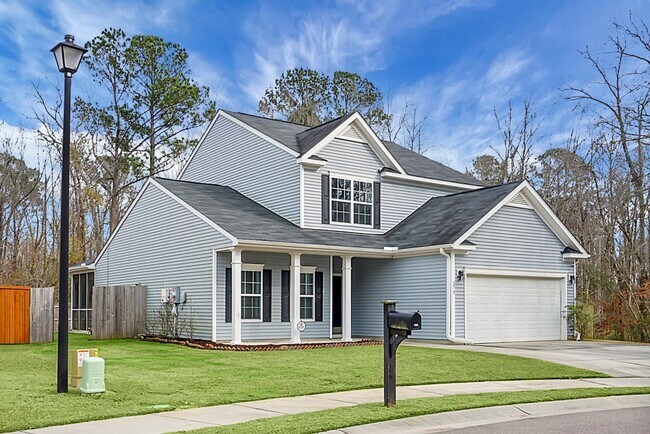 Building Photo - 3 bedrooms, 2.5 bathrooms  2-car garage in...