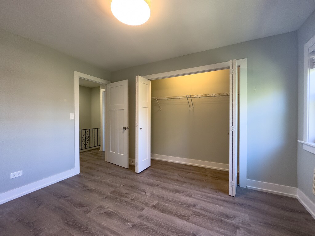 Building Photo - 450 W Barry Ave