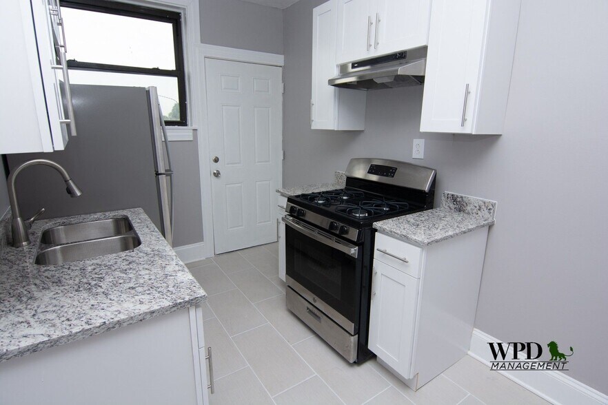 Building Photo - 1311 W 82nd St