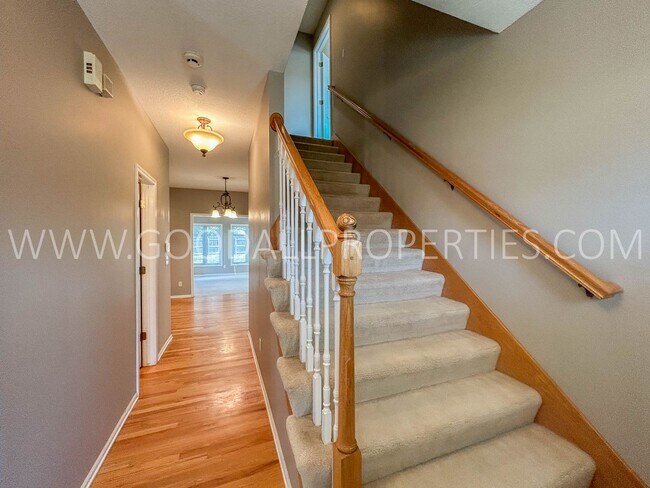 Building Photo - 3 Bedroom Single-Family home in West Des Moines with a fully fenced in yard!