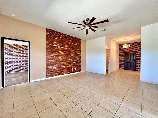 Building Photo - Beautiful 3-Bedroom, 2-Bath Home with Comm...