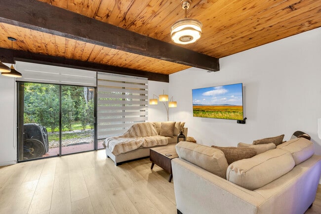 Building Photo - 720 E Coco Plum Cir