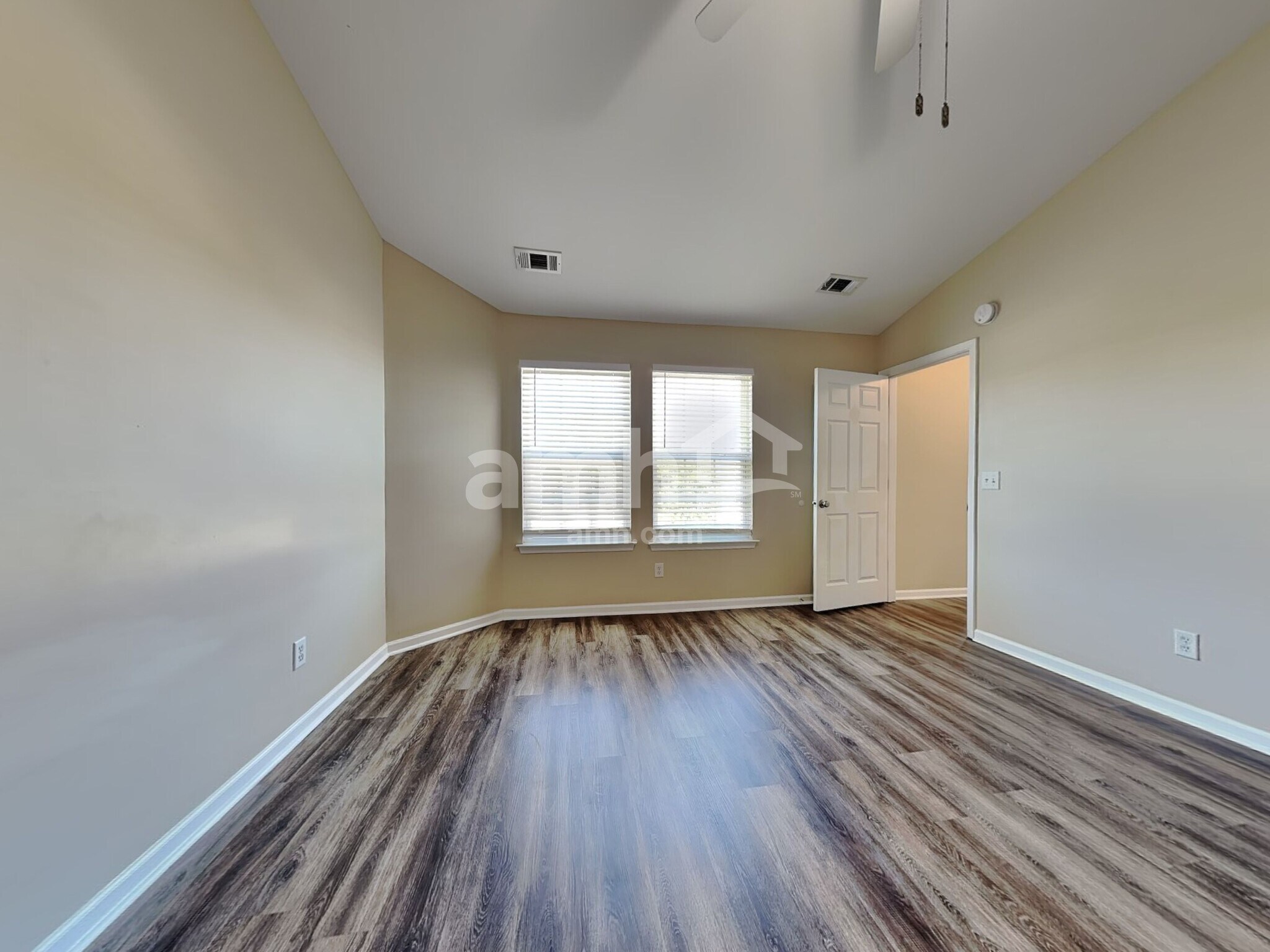 Building Photo - 4 Laurel Ln