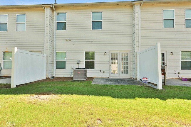Building Photo - HOA community, swim/tennis, 2 bed, 2bath, ...