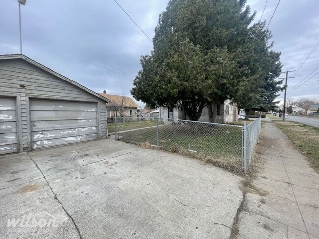 Building Photo - Spacious 4-Bedroom Oasis in the Heart of Yakima – Perfect for Family Living!