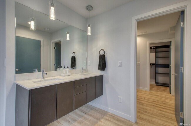 Building Photo - 3 Bed 2 Bathroom White Center Townhouse