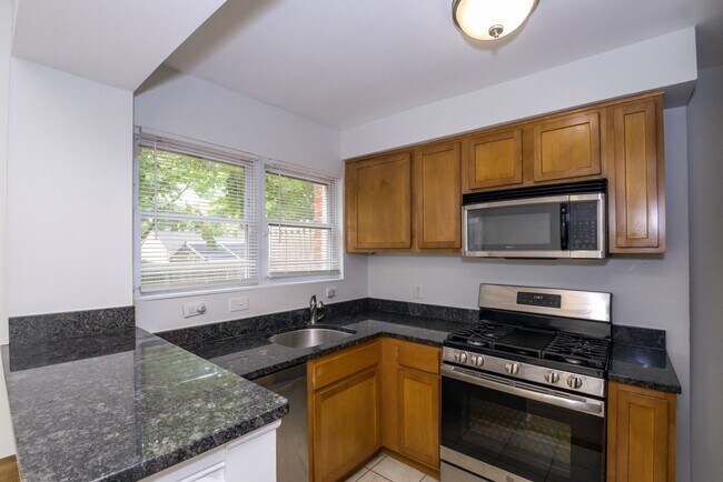 Building Photo - Spacious Starter home with full basement and parking