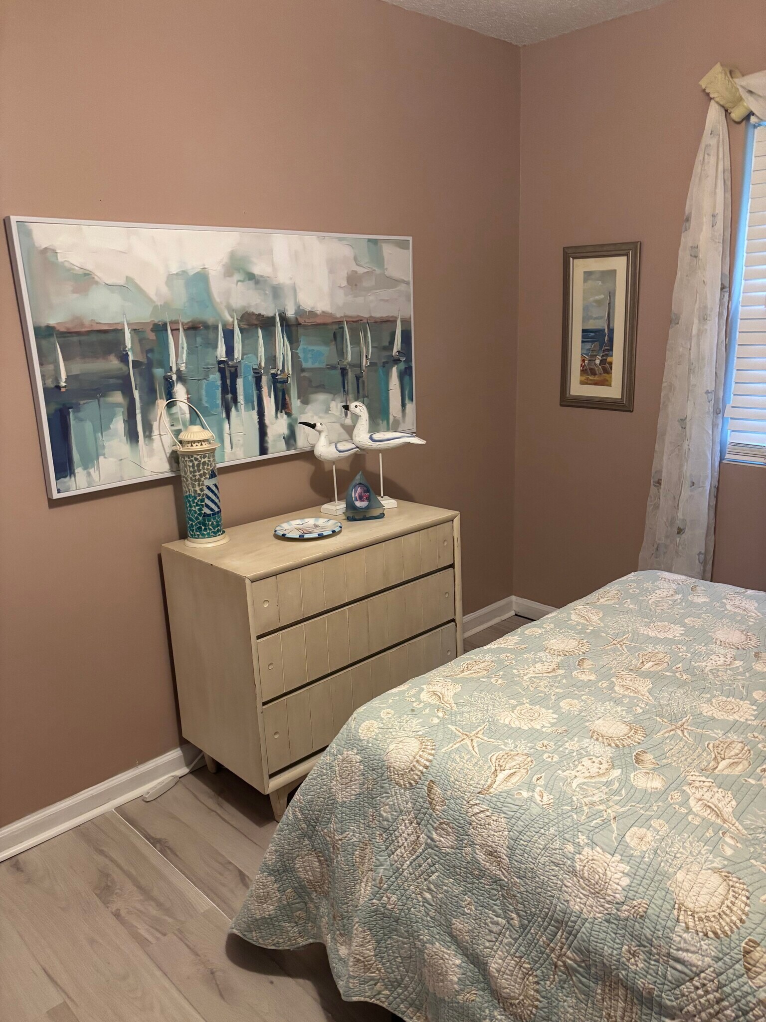 Dressers empty in each room for clothes. - 614 4th Ave S