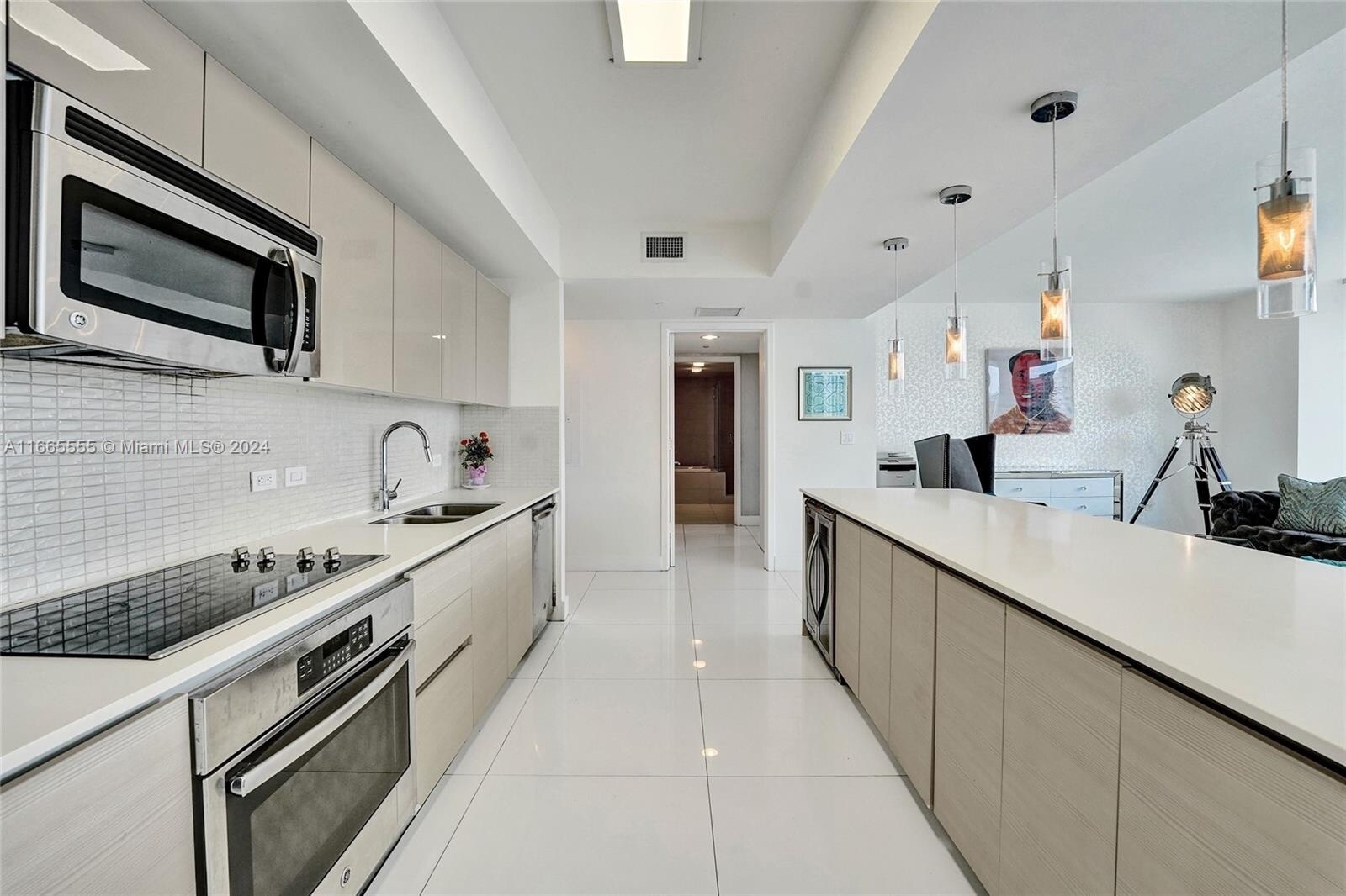 Building Photo - 2602 E Hallandale Beach Blvd