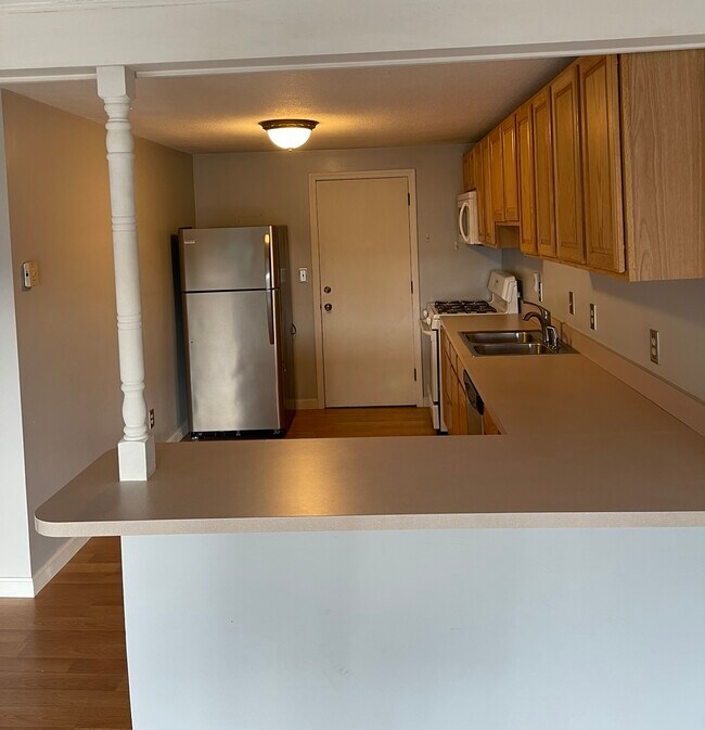 Dishwasher, garbage disposal - 645 W Lowell Ave