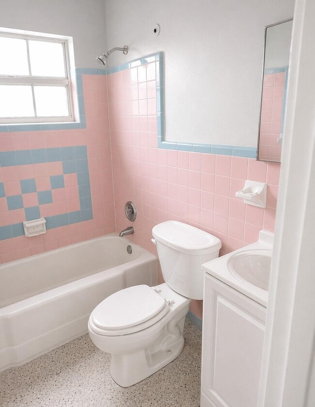 Building Photo - 413 N Sapodilla Ave