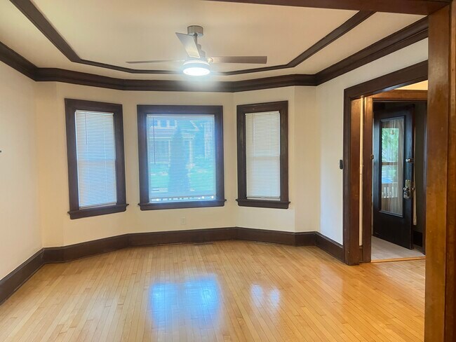 Building Photo - 319 E Montana St