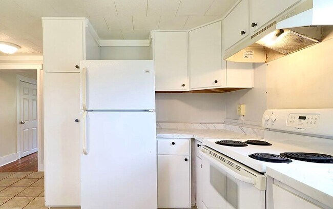Building Photo - Charming 3-Bedroom Home with Office in How...