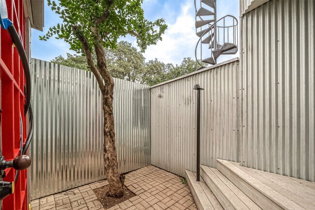 Building Photo - 2029 Dunlavy St