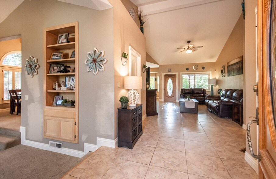 Building Photo - 841 Oak Crest Cir