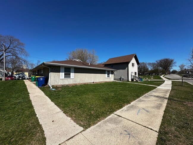 Building Photo - 420 S Maple Ave
