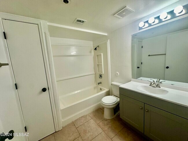 Building Photo - 2601 W Broadway Blvd