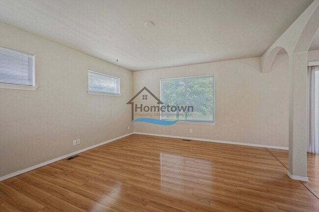 Building Photo - 4 Bedroom 2.5 Bathroom Home with Attached ...