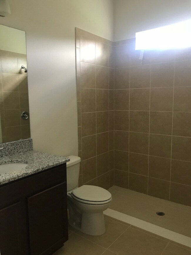 Building Photo - 5 Bedroom 4 Bathroom Family Home at Windst...
